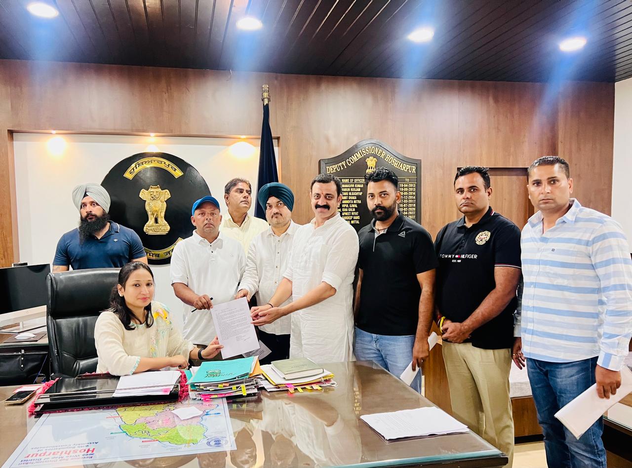 जिला होशियारपुर के उपायुक्त एवं पुलिस प्रमुख से गांव सिहवां के पूर्व सरपंच के खिलाफ दर्ज मामले की उच्च स्तरीय जांच की मांग की गई।